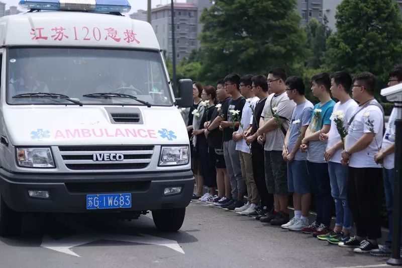 今年本该毕业,但她却用这种特殊的方式永远留在了学校