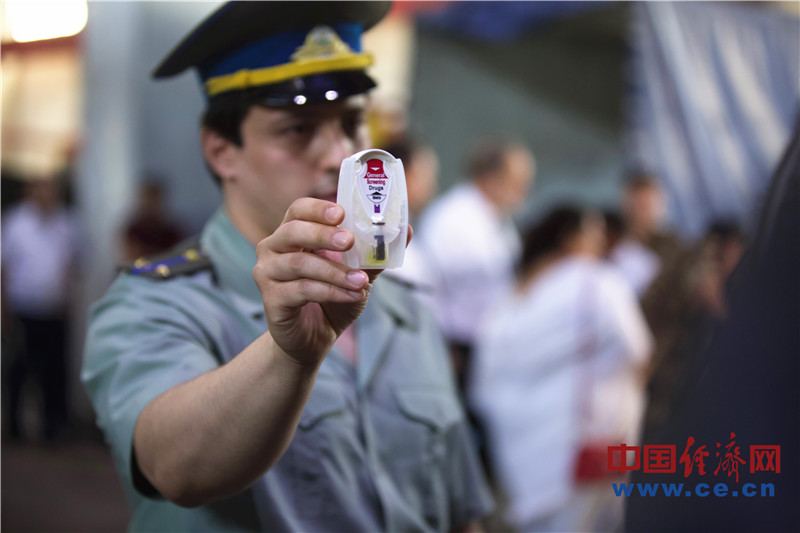 乌兹别克斯坦集中销毁1.6吨毒品(组图)