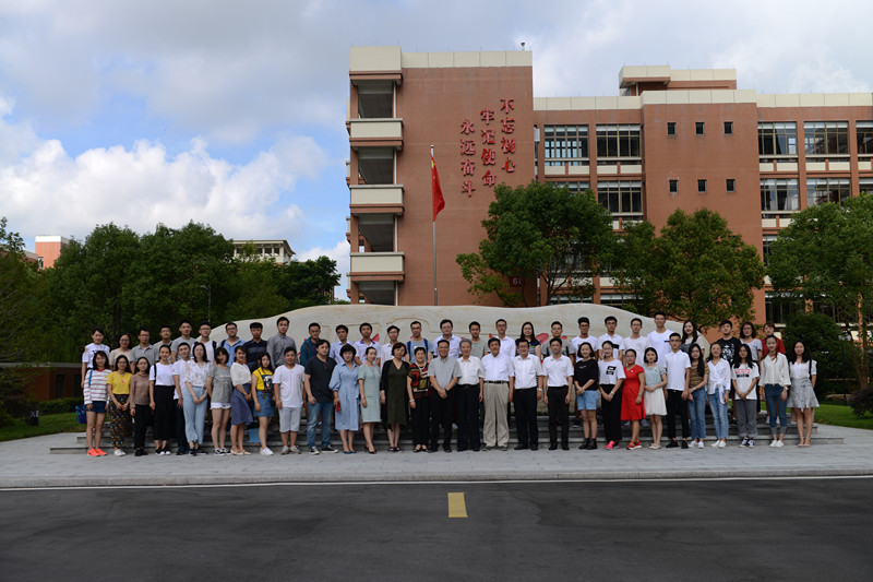 让红船精神代代传下去