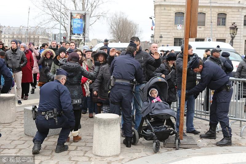法国突击队扫毒子弹打进幼儿园,园方:我们赶紧