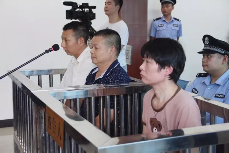 ▲三名被告人正在接受审判