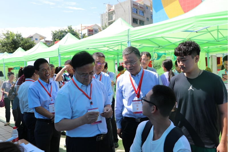 学校领导看望2018级本科新生