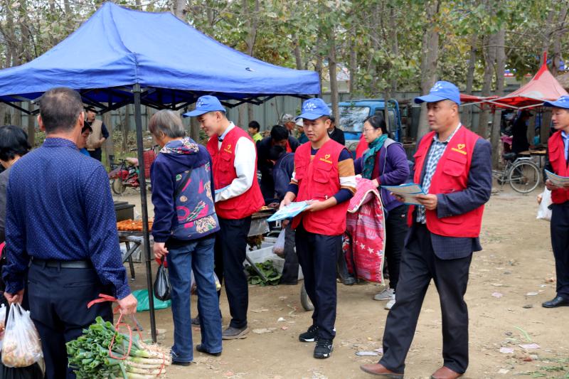 巨峰派出所组织平安志愿者深入辖区开展防诈骗