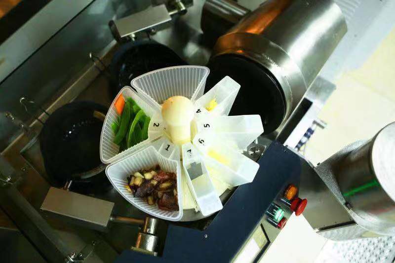 京东X未来餐厅开业:机器人大厨可炒40道菜
