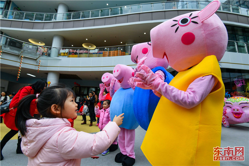 突发！广州一女子商场6楼跳下，知情人发声，现场有女子被吓哭