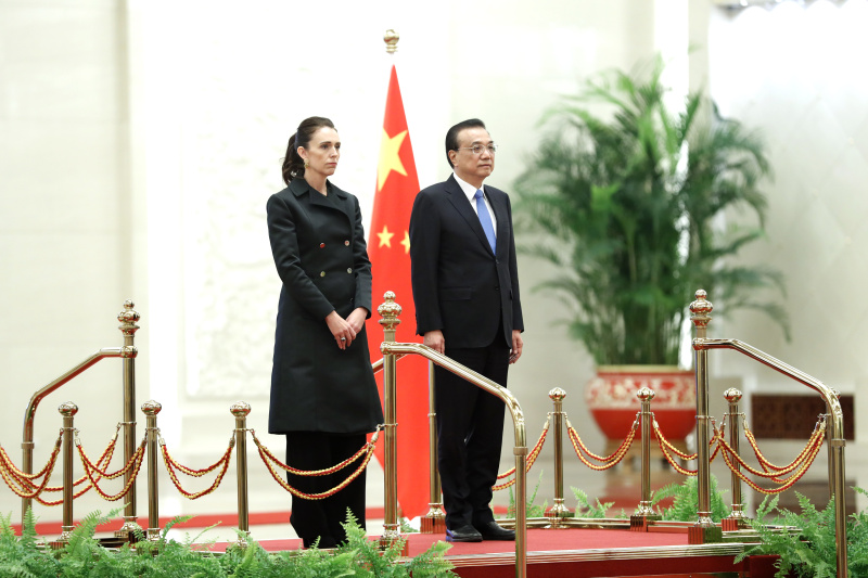 李克强举行仪式欢迎新西兰总理阿德恩访华