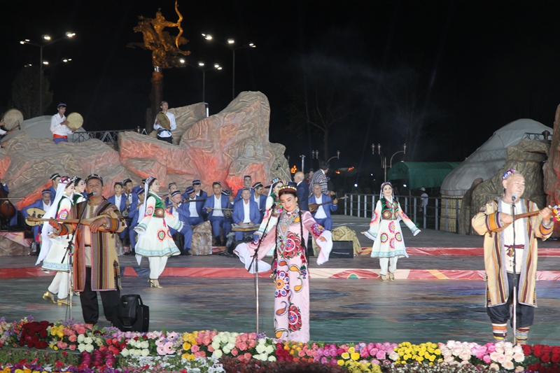 乌兹别克斯坦举办首届国际民间口头说唱艺术节 “陕北说书”艺人代表中国参演受关注