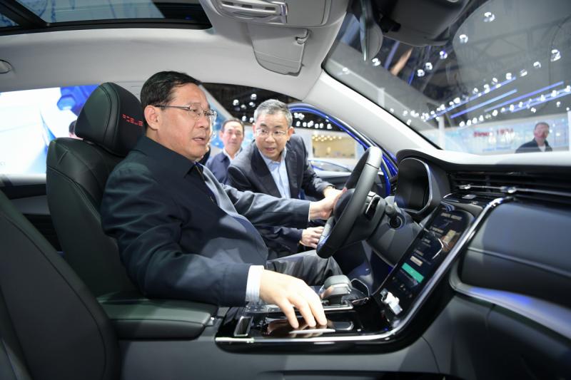 体验首发车型最新科技 李强在上海车展看主流车企和造车新势力