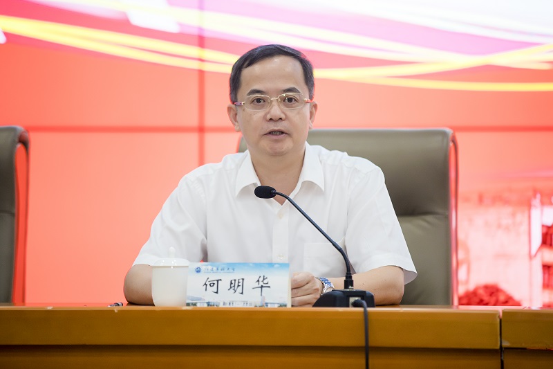会上,省委组织部常务副部长杨国豪宣读了省委关于校党委书记调整的