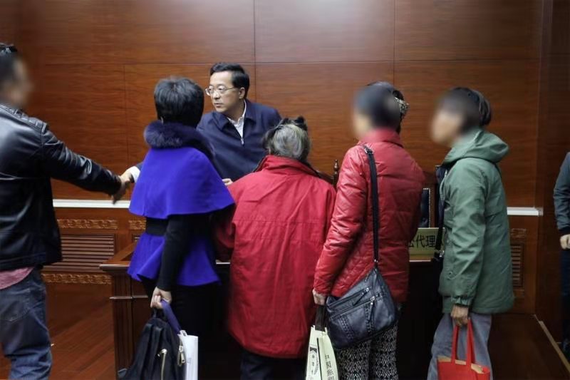 吉鑫娱乐 - 50多岁妻子却整天浓妆艳抹沉迷网络直播,丈夫报警求助:我被家暴了