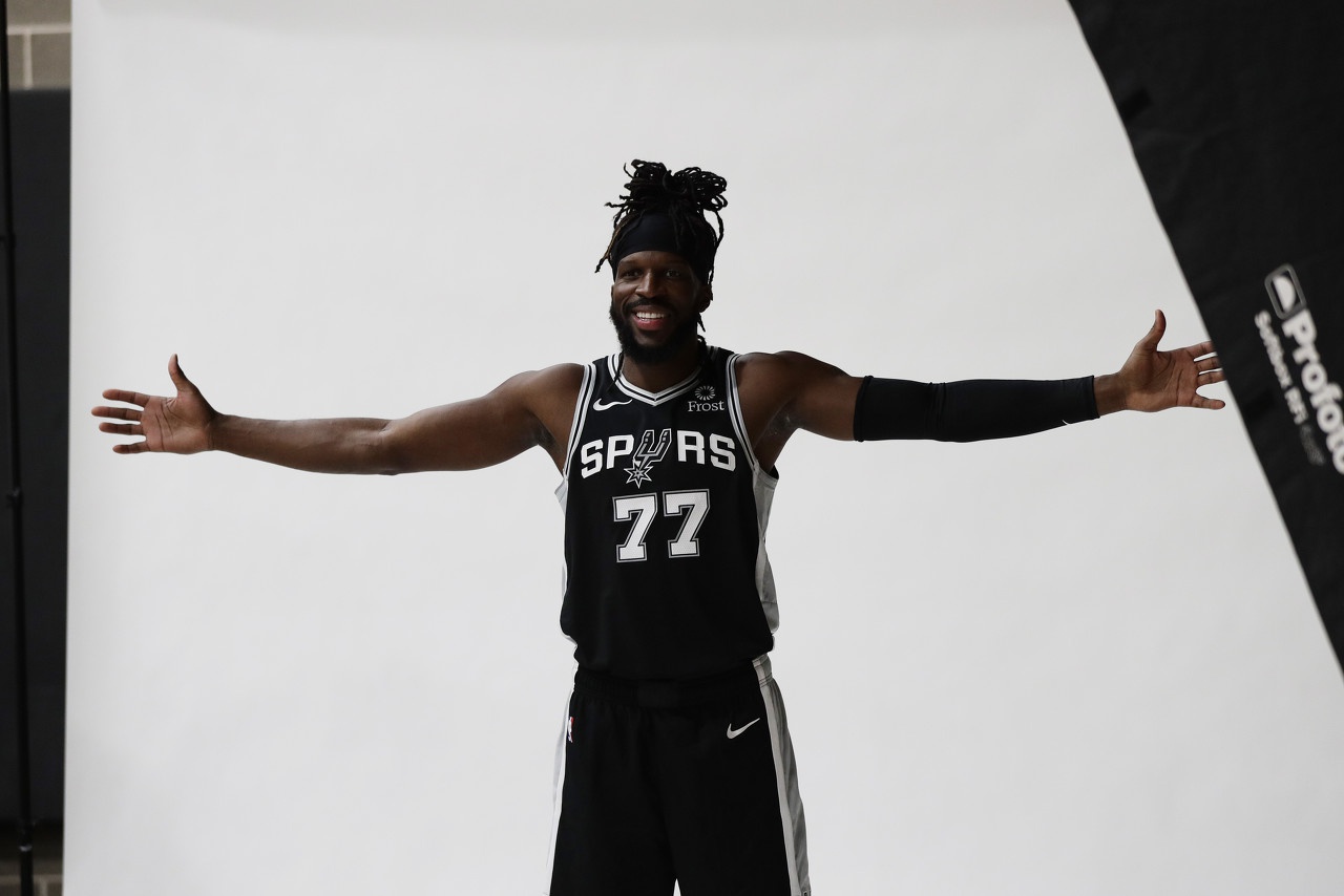 官宣：马刺裁掉德马雷-卡罗尔