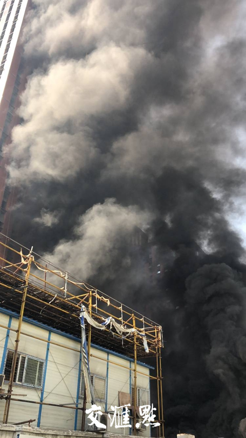 浓烟蔽日!南京河西一新建楼盘突发大火