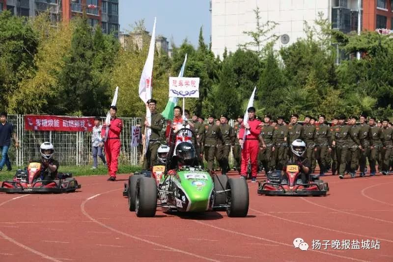 霸气！大学生自制赛车惊艳高校运动会开幕式