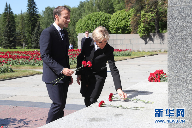 马克龙夫妇访问圣彼得堡 向祖国母亲纪念碑献