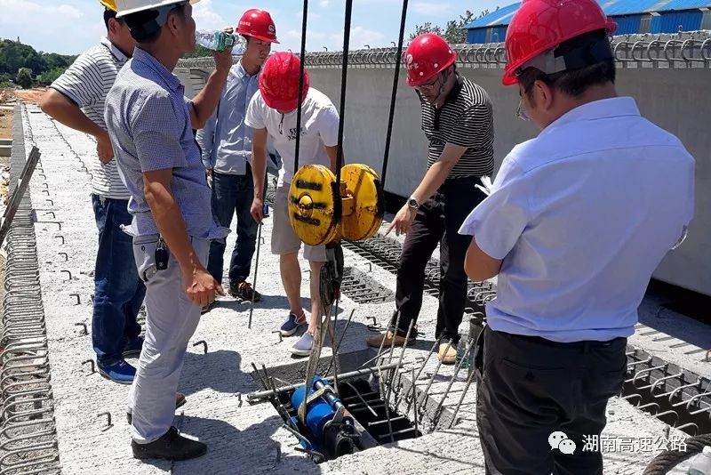 小箱梁采用扁锚负弯矩整体智能张拉技术.