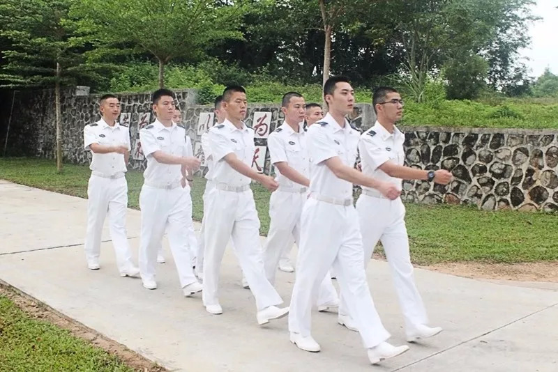 快看,他就是那个走齐步“顺拐”的人!