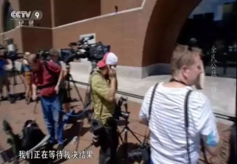 ▲2013年大批记者在法庭外等待巴尔杰的裁决结果