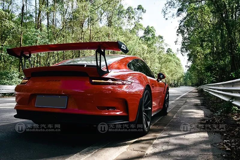 高转NA水平对置终极玩家 911 GT3RS裙底更精彩