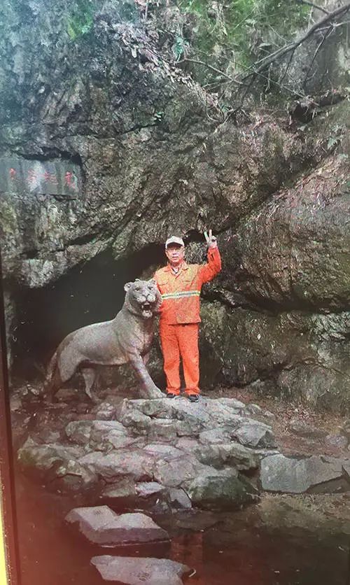 下班后，杨叔在虎跑拍照留念。