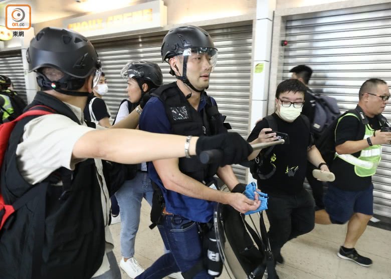 警察手指被咬断 图自东网