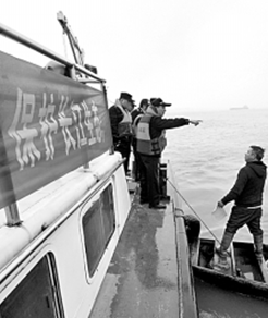  长江安庆江豚自然保护区水域，渔政与公安部门工作人员进行联合执法。新华社发