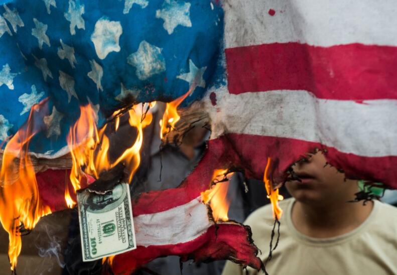 美国对伊朗启动新一轮制裁 覆盖伊朗石油、银