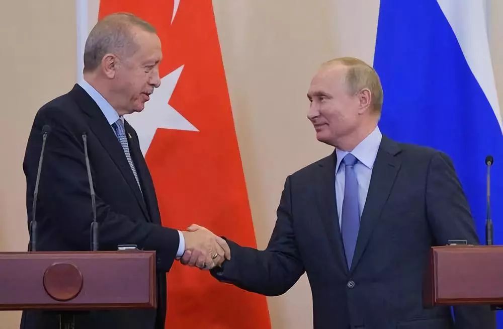 10月22日，在俄罗斯索契，俄罗斯总统普京（右）在联合记者会上与到访的土耳其总统埃尔多安握手。两人在索契举行长达6个多小时的会谈。新华社/卫星社