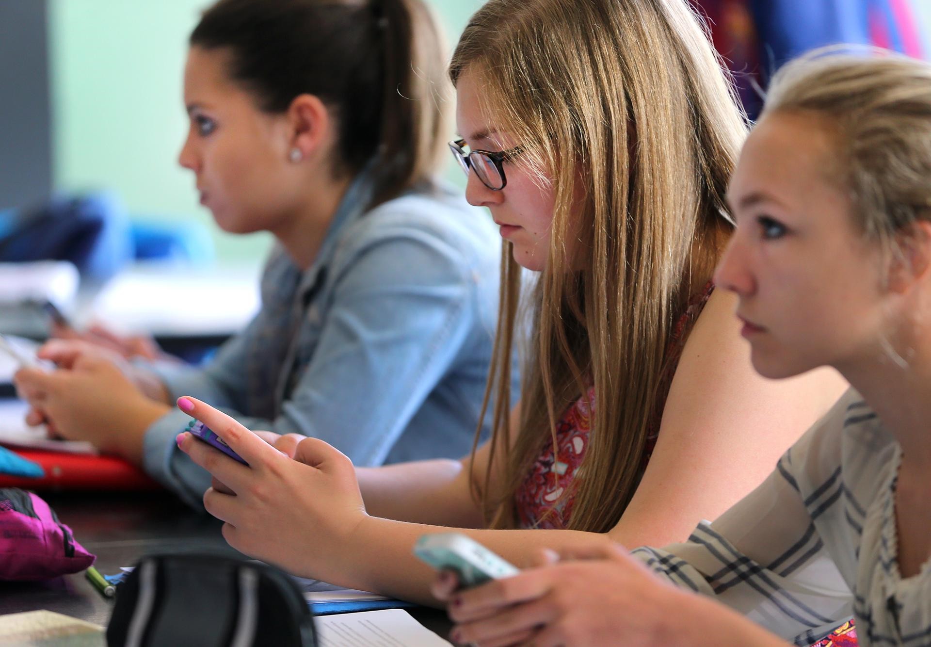 定了！法国推出禁令，学生将不能在学校使用手机 - 哔哩哔哩