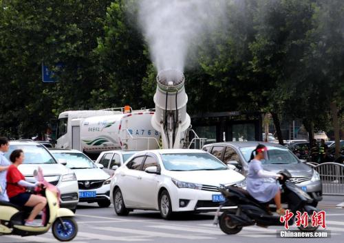 7月17日，河南鄭州，鄭州出動“炮車”街頭噴霧降溫。中新社記者 王中舉 攝