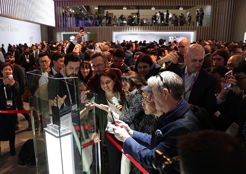 今年2月在巴塞罗那举行的2019年世界移动通信大会上，华为发布的首款5G手机引发参观者围观。（美联社资料图片）