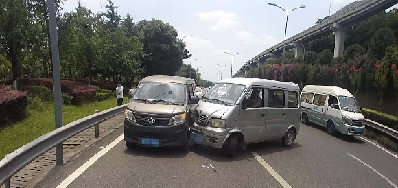 牵挂赛况：边开车边看球赛 激动难抑：狂欢胜利撞了车 两路大队依法处置一起边开车边看手机导致的交通事故