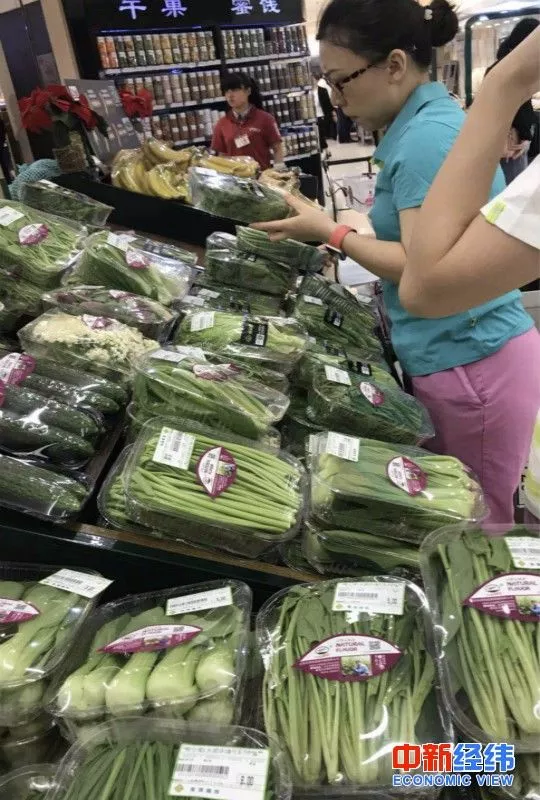 消费者正在选购有机蔬菜 中新经纬张哲 摄