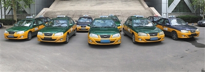 　4月23日，北京市刑侦总队，警方查获的10多辆“克隆”出租车。本版摄影/新京报记者 左燕燕