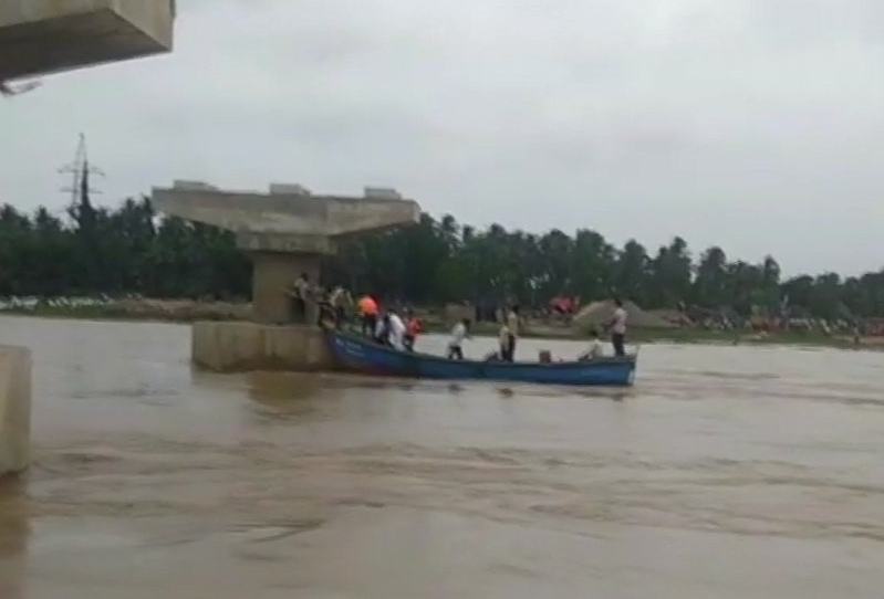 突发!印度一艘载有40多人船只沉没 10人失踪(图)