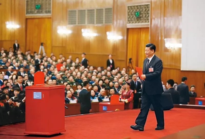2018年3月17日,十三届全国人大一次会议在北京人民大会堂举行第五次全体会议。习近平当选中华人民共和国主席、中华人民共和国中央军事委员会主席。这是习近平准备投票。新华社记者 兰红光/摄