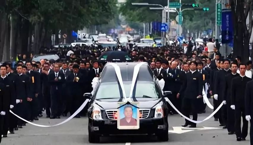世界第一黑老大去世，90000马仔送行，追悼会出动200000警察维持次序