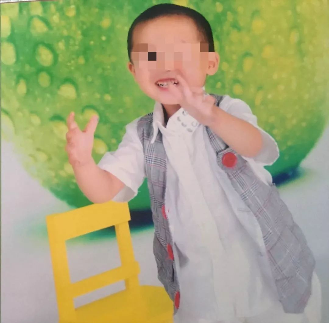 闫鸣轩三岁时的艺术照。受访者供图