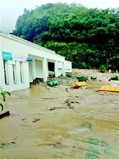 湖北省多地遭遇大暴雨袭击 山洪淹没宜巴高速