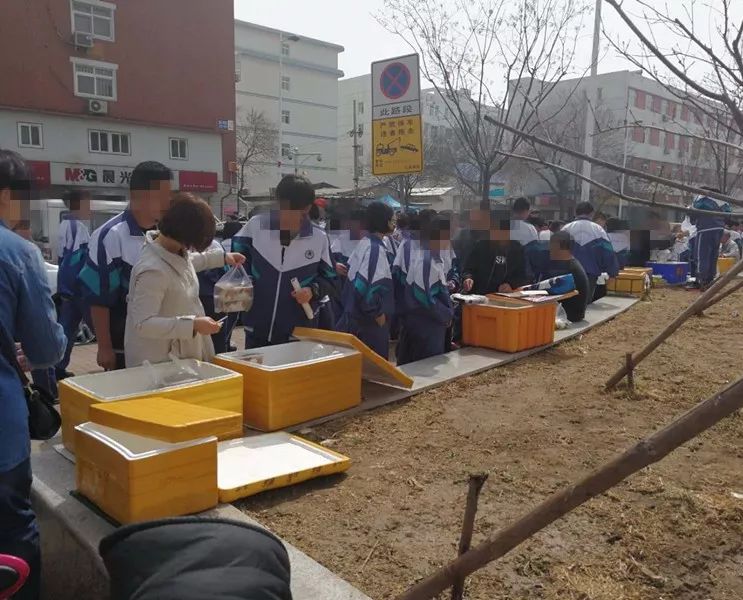 天津一些校园外无证无照流动小吃摊聚集 卫生