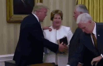 围观 | 特朗普的握手神功，居然就这样被破了……