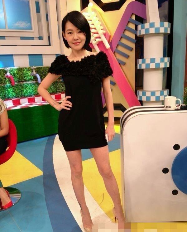 小s比例好赞,腿比假人模特还标准,不愧为160女星身材典范