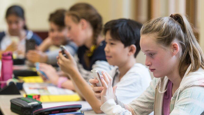 法国出台严格手机禁令 禁止中小学生在校使用