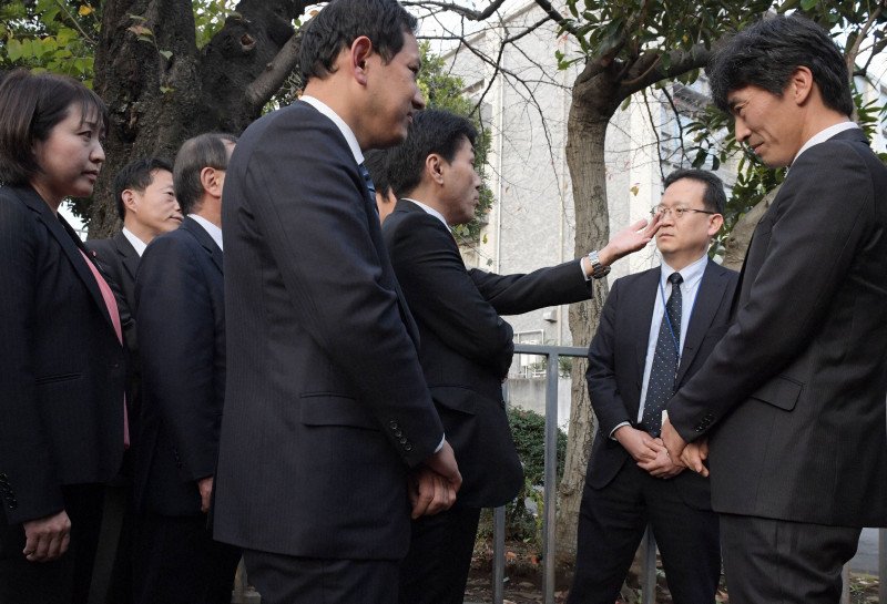 在野党议员与内阁府职员正在争论(每日新闻)
