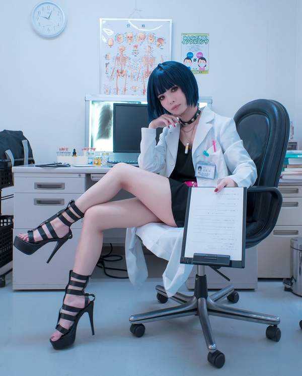 妹纸Cos《女神异闻录5》医生武见妙 修长美腿不输本尊