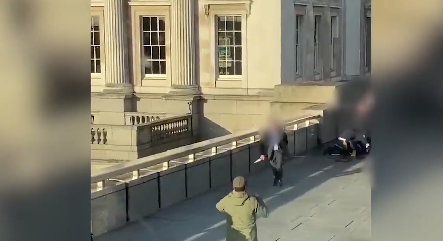 伦敦桥恐袭 路人就地取材拿独角鲸长牙制服歹徒