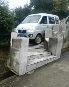 搞笑gif图:美女,你是暗恋王校长吗?为什么把他纹在胸前!