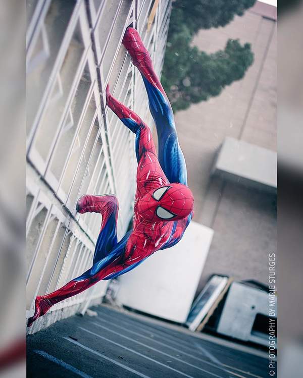 《漫威蜘蛛侠》小虫Cos集锦 好逗比的蜘蛛警察!(图)