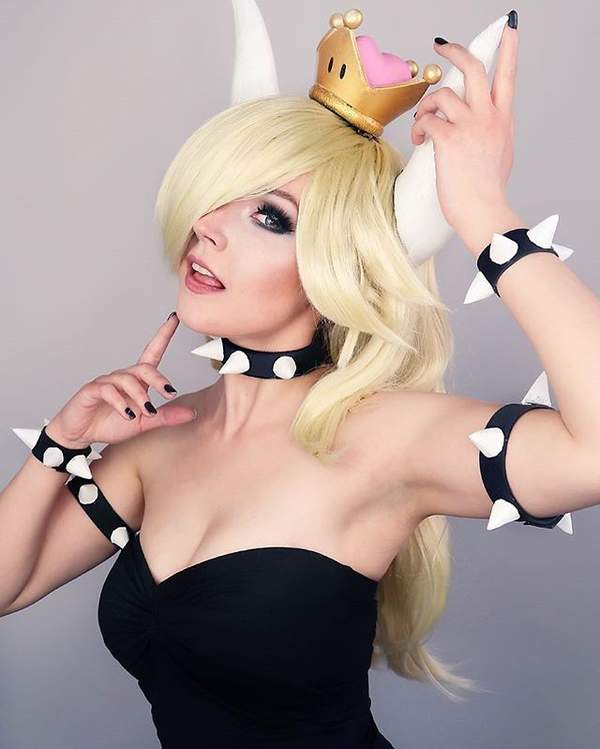 美女Cos《龙珠斗士Z》人造人18号 冷艳御姐杀气十足