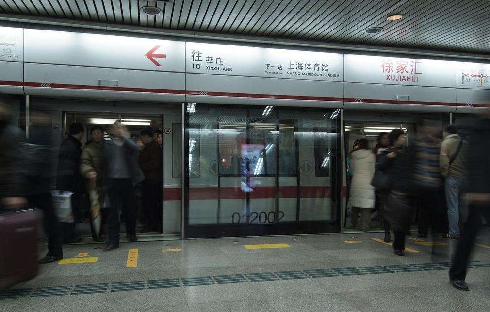 高温车厢内煎熬半小时 上海地铁遭乘客擅自拉停