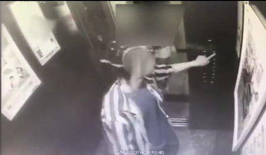 男子在电梯做出不堪举动 两名女孩被吓哭
